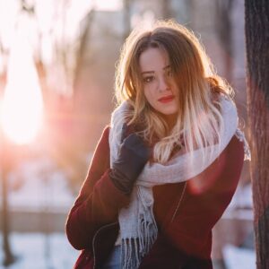 Comment nouer une écharpe : 7 façons simples de la porter cet hiver