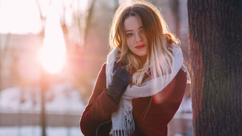 Comment nouer une écharpe : 7 façons simples de la porter cet hiver