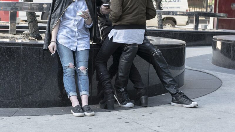 Pantalon en cuir : 6 façons de le porter cet hiver sans tomber dans le look rockeuse