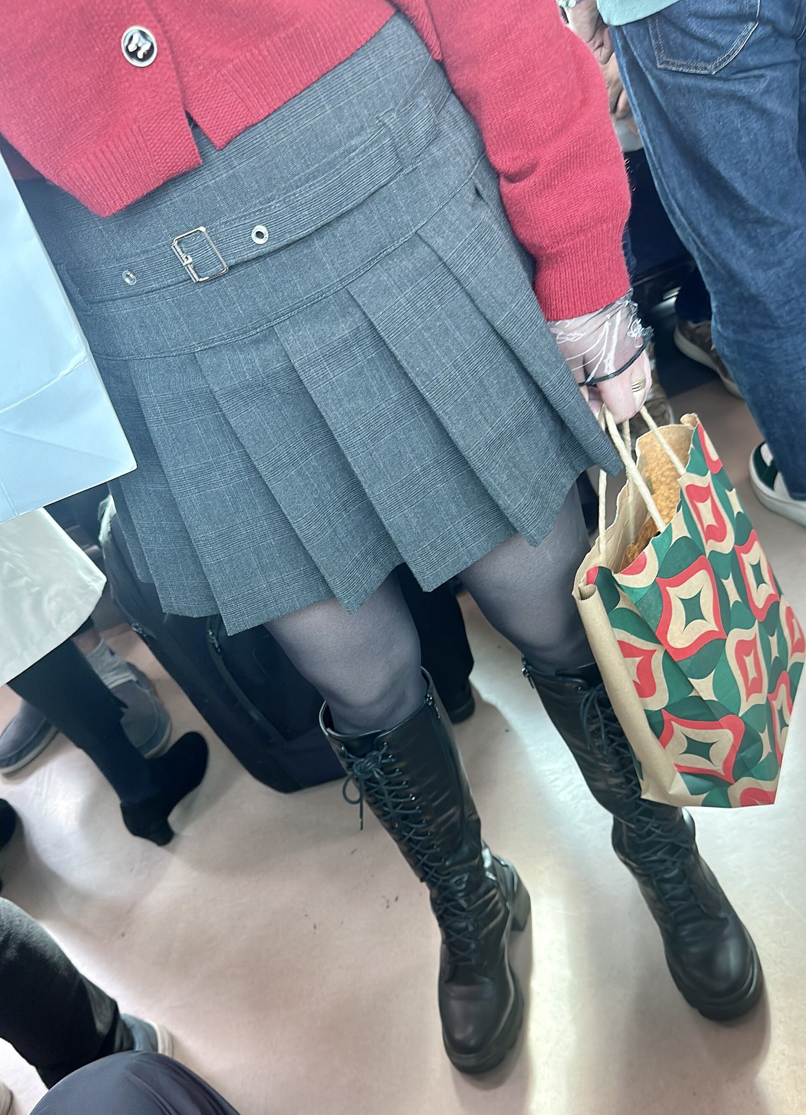 Bottes hautes : 6 façons de les porter cet hiver, des cavalières aux modèles à lacets